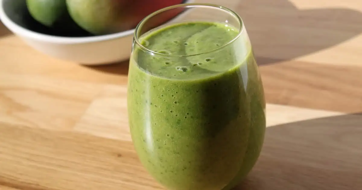 https://makedrinks.org/wp-content/uploads/2023/08/ninja-blender-green-matcha-shot-smoothie-recipe.jpg
